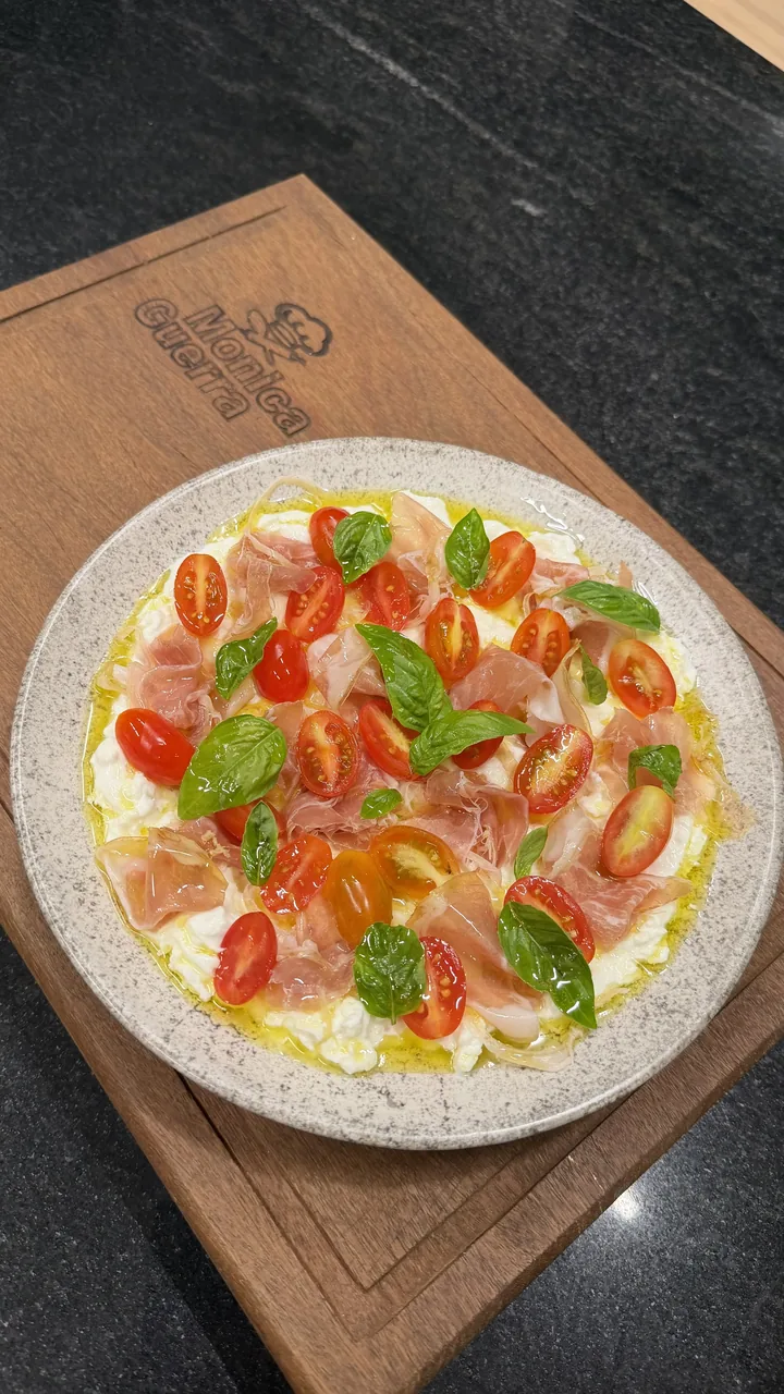 Burrata com presunto Parma, tomates cereja e manjericão