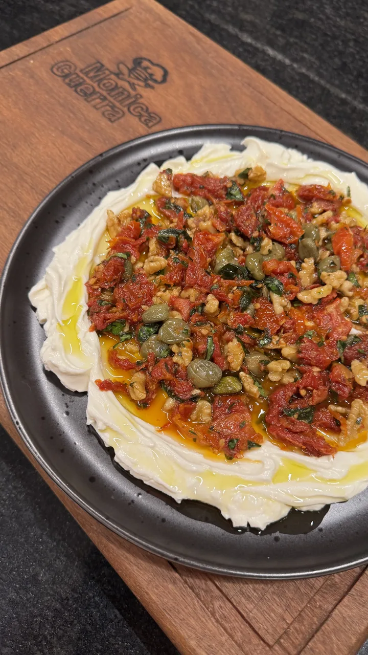 Dip de ricota com tomate seco e alcaparras