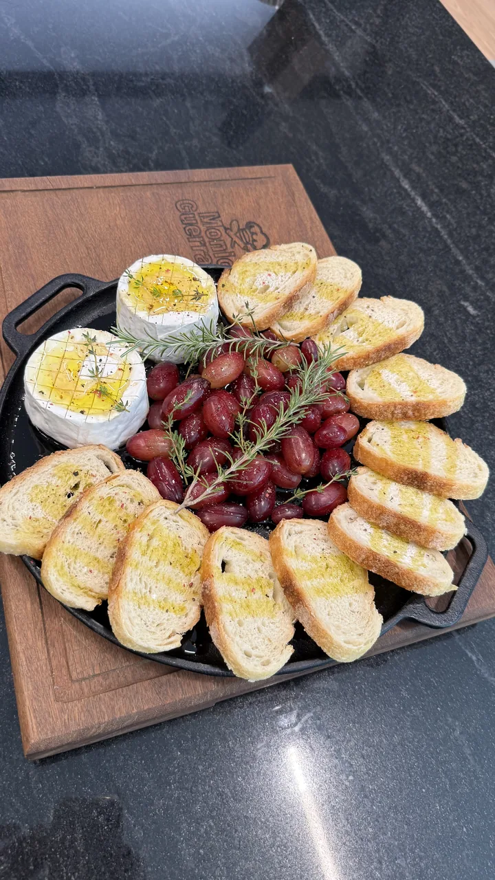 Queijo brie assado com uvas e torradas