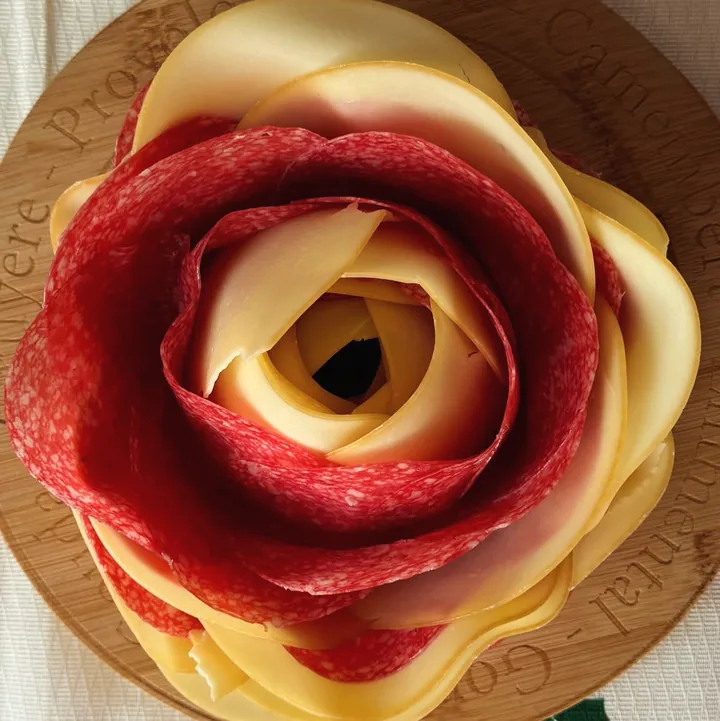 Rosa de salame e queijo provolone